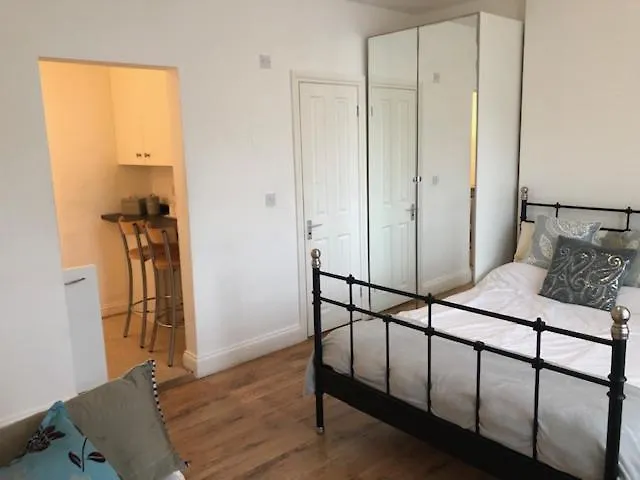 Self-Contained Studio Near Heathrow - 77Vfr1 Apartment Cranford