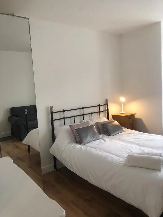 Self-Contained Studio Near Heathrow - 77Vfr1 Apartment Cranford